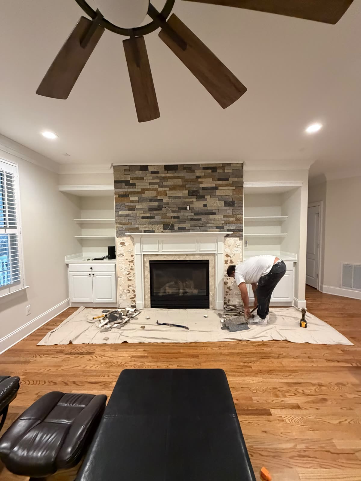 living room & fireplace — photo 1