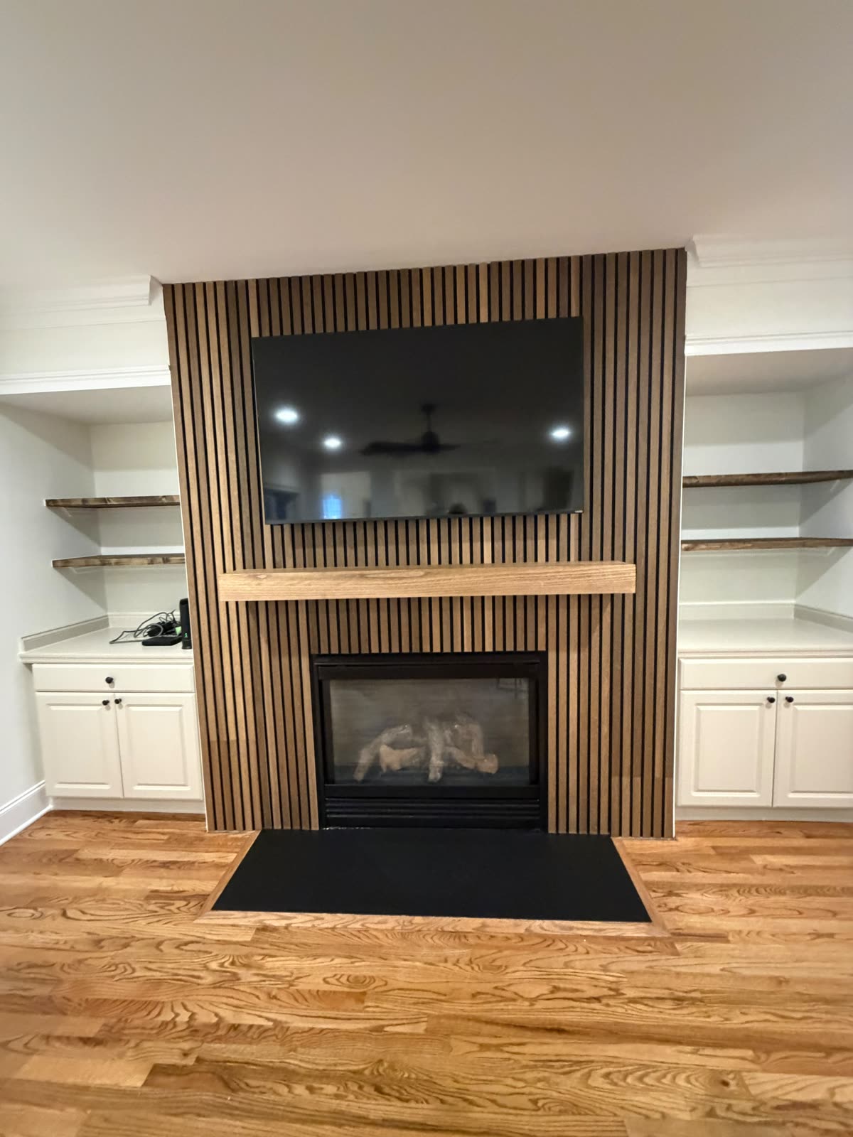 living room & fireplace — photo 2